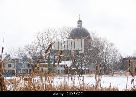 Vista invernale della Basilica di San Josaphat e delle case da Kosciuszko Park, Milwaukee, Wisconsin. Foto Stock