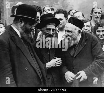 Grande dimostrazione di ebrei. 50.000 Parata ad Hyde Park -- tre ebrei anziani che discutono degli accordi a Stepney Green, dove si è formata la grande processione, oggi. 50.000 ebrei hanno parato ad Hyde Park Londra questo pomeriggio il 20 luglio quando hanno dimostrato contro il trattamento degli ebrei in Germania da parte del governo Hitler. Tutti i negozi e i locali commerciali di proprietà degli ebrei nel East End sono stati chiusi oggi, i proprietari che hanno preso parte alla riunione di massa. Luglio 20, 1933. (Foto della stampante associata di Foto Stock