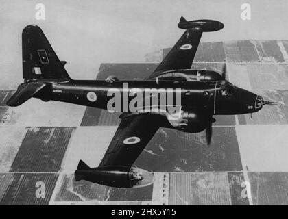 Il R.A.F. Roundsel sulla California - per la prima volta dalla seconda guerra mondiale, l'insegna roundel della Royal Air Force è una vista comune sulla California meridionale. Il motivo; il pilota R.A.F. sta diventando familiare con le prestazioni del nuovo lookhead P2V-e Nattune anti-sottomarino aeromobili - uno dei quali è qui raffigurato in volo sopra lo stato americano. I neptunes, in produzione in quantità per la Marina degli Stati Uniti, sono messi a disposizione della Gran Bretagna e dell'Australia attraverso la mutua assistenza alla difesa Foto Stock