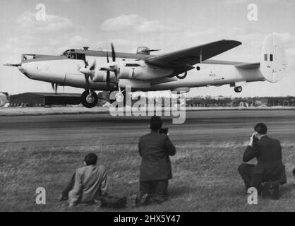 L'Air Show di Farnborough apre questa settimana - in un'anteprima volante questo pomeriggio, l'A.V. Roo 'Shackleton' 2 è mostrato in volo. La Società dei costruttori aerei britannici! Spettacolo annuale che si tiene questa settimana a Farnborough. Hant S., ha il suo primo giorno ospite domani, Martedì, e continua per tutta la settimana. Settembre 1, 1952. (Foto di Fox Photos).;Farnborough Air Show apre questa settimana - in un'anteprima volante questo pomeriggio, l'A.V. Roo 'Shackleton' 2 è mostrato in volo. La Società di British Aircraf Foto Stock