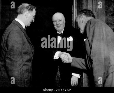 De Valera pranzo con Sir Winston il primo ministro irlandese Eamon de Valera pranzo con il primo ministro britannico Sir Winston Churchill al numero dieci Downing Street oggi 16th settembre. Sir Winston Churchill (centro), saluta Eamon de Valera (a sinistra), e Frank Aiken, ministro degli Esteri irlandese (a destra), quando sono arrivati al numero dieci downing Street per il pranzo di oggi settembre. Novembre 01, 1953. (Foto di Associated Press Photo).;De Valera pranzo con Sir Winston il primo ministro irlandese Eamon de Valera pranzo Foto Stock