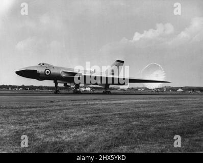 L'aereo britannico in mostra al mondo a Farnborough -- usando il suo dispositivo di frenatura paracadute per la prima volta, l'Avro Vulcan quattro jet bombardiere è visto atterrare a Farnborough dopo aver preso parte alla mostra di volo prima degli esperti di aviazione del mondo. Il primo bombardiere a quattro jet ad ala delta del mondo il Vulcan è in produzione prioritaria per il Royal Air Force Bomber Command. È in grado di trasportare i carichi più pesanti su percorsi lunghi ad altitudini elevate durante la crociera in prossimità della velocità del suono. Foto Stock