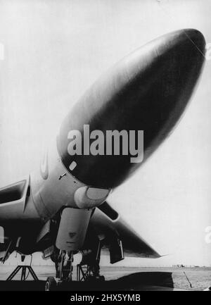 Lontano-vedendo 'occhio' di Un Bomber -- assomiglia ad una bomba gigante da questa angolazione insolita è il radar di un V-bombardiere ad ala delta a quattro engined, l'Avro Vulcan, in servizio a Woodford, Cheshire, in preparazione al Farnborough Air Show, dove il pilota di prova Rolly Falk deve volare. L'apparecchio radar consente al bombardiere di fissare un bersaglio volando ad un'altezza superiore a 16 miglia e vicino alla velocità del suono. Vulcan ***** per entrare in servizio con il ***** Settembre 1, 1955. (Foto di Reuterphoto). Foto Stock