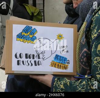 Centinaia di persone si riuniscono per protestare contro l'invasione russa dell'Ucraina 06/03/22 Londra, Regno Unito Foto Stock