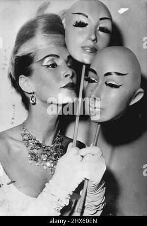 Cambia-circa facce -- sul tema cambia-circa facce. Isabelle Lancary ha presentato ieri a Parigi. Una serie di nuove acconciature e idee originali in make-up. 'Tambourine' un'acconciatura fantasy da indossare da sera. L'incantevole Isabelle Lancray modella 'Tambourine', un'acconciatura fantasy per l'abbigliamento da sera parigino. Le facce alternative devono dimostrare una nuova serie di tecniche di make-up. Settembre 26, 1955. (Foto di Paul Popper Ltd.).;Cambia-circa i volti -- sul tema cambiare-circa i volti. IO Foto Stock