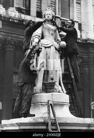 La statua della regina Anna si lava pulita presso la cattedrale di St. Paul, oggi a Londra (Giovedi), gli operai di St. Paul sono occupati a pulire la statua della regina Anna fuori dalla cattedrale di St. Paul. E 'dai passi di San Paolo che il Re dichiarerà ufficialmente il Festival della Gran Bretagna aperto nel mese di maggio. Gennaio 18, 1951. (Foto di Fox Photos).;'la regina Anna ottiene Una statua di lavaggio' pulita ai lavoratori di St. Paul sono occupati a pulire la statua della regina Anna fuori la cattedrale di St. Paul, Londra, oggi (Giovedi). E 'dalla scalinata di St. Foto Stock