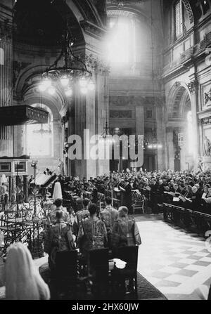 Il Re e la Grande Congregazione al servizio di Dedication al Festival aperto della Gran Bretagna il Re e la Regina e altri membri della Famiglia reale in prima fila di una grande congregazione al servizio di dedicazione per il Festival della Gran Bretagna nella Cattedrale di San Paolo. Il re britannico George VI oggi ha detto al mondo che questo non è il momento di disprezzare. Nel suo discorso, trasmesso dai gradini della famosa Cattedrale di St. Paul di Londra, dichiarò aperto il Festival della Gran Bretagna e lo chiamò un simbolo della Gran Bretagna Foto Stock