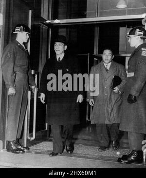 Il nuovo Premier giapponese dopo la visita a Mac Arthur -- il Dr. Hitoshi Ashida (secondo da sinistra), nuovo Premier giapponese, lascia la sede del generale Douglas MacArthur dopo aver effettuato la sua prima visita ufficiale al generale. Ashida succede a Tetsu Katayama che si dimise. Febbraio 29, 1948. (Foto di AP Wirephoto). ;Il nuovo Premier giapponese dopo la visita a Mac Arthur -- il Dr. Hitoshi Ashida (secondo da sinistra), nuovo Premier giapponese, lascia la sede del generale Douglas MacArthur dopo aver effettuato la sua prima visita ufficiale Foto Stock