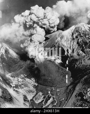 Hot Mountain - Un enorme flusso di lava, come una gigantesca e rossa lingua calda che lambisce la neve, scorre da Trident Mountain eruttante, mentre fumo e cenere balza sulla bella superiore della penisola dell'Alaska valle di 10.000 fumi, 110 miglia a nord-ovest di Kodiak. Long - vulcano addormentato eruttò improvvisamente il 15 febbraio. Questa foto ha fatto il 21 febbraio da Navy aereo a un miglio di distanza. Febbraio 24, 1953. (Foto di AP Wirephoto). ;Hot Mountain - un enorme flusso di lava, come una gigantesca lingua rossa calda che lecca la neve, scorre da er Foto Stock