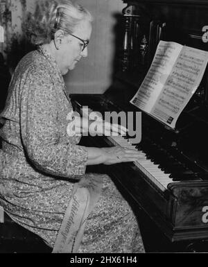 Cortisone Marvel. Tre settimane fa le dita di questa donna, con il suo corpo, sono state schiacciate dall'artrite reumatoide; oggi saltano agilmente attraverso le chiavi di un pianoforte. Ha 65 anni, la sig.ra F. A. Nicholson. Di Rosslyn Street, East Brisbane, che sta per completare la ripresa - grazie alla nuova droga americana della meraviglia, cortisone. ***** City Woman cured by Wonder Drug -- tre settimane fa un croccante senza speranza, una donna di Brisbane Est, dopo il trattamento con il cortisone americano della droga meraviglia, può fare oggi Foto Stock