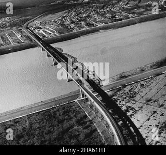 Ponte lungo- il secondo ponte più lungo negli Stati Uniti è il ponte Huey P. Long sul fiume Mississippi, mostrato dall'aria. Questa estensione a sbalzo, completata nel 1935, è lunga 3.524 piedi, con una sporgenza del canale principale di 790 piedi. Il Golden Gate Bridge di San Francisco, alto 4.200 metri, è il più lungo degli Stati Uniti, il 03 febbraio 1947. (Foto da World Wide Photos).;Long Bridge- il secondo ponte più lungo negli Stati Uniti è il ponte Huey P. Long Bridge attraverso il fiume Mississippi, mostrato dall'aria. Questo cantileve Foto Stock