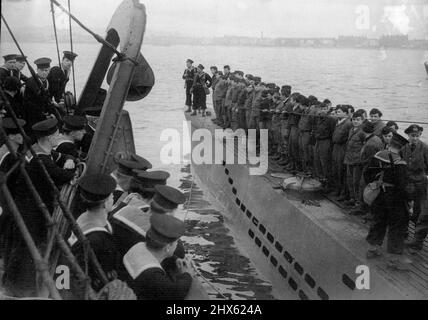 La prima U-Boat tedesca si arrende a Weymouth - i marinai britannici osservano mentre l'equipaggio della U 249 è allineato sul ponte della loro imbarcazione per la resa. La prima U-boat tedesca - la U 249 - si arrese e fu presa in carico dalla Marina britannica al largo di Weymouth, Dorset. Cinque ufficiali tedeschi e 43 voti, sotto il comando di Ober-Lieut. Kock, erano a bordo quando il comandante N.J. Weir, R.N., salì a bordo per ricevere la resa. Maggio 11, 1945. (Foto di Andrews Planet).;il primo U-Boat tedesco su Foto Stock