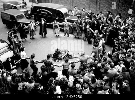 Gli ebrei alzano la bandiera a Londra -- Danza la tradizionale 'Hora' durante la cerimonia: La scena durante la danza di 'l'Hora' - danza dei pionieri ebrei in connessione con la bonifica della loro terra - dopo l'issaggio della bandiera ebraica nella loro Manchester Square, sede di Londra - dopo il riconoscimento de Factor di Israele. Febbraio 1, 1949. (Foto di Keystone).;Ebrei alzano la bandiera a Londra -- Danza la tradizionale 'Hora' durante la cerimonia: La scena durante la danza della 'Hora' - Foto Stock