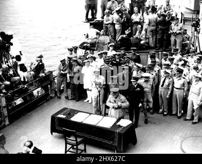 Consegna a Tokyo Bay -- il generale Sir Thomas Blamey con altri rappresentanti australiani dietro di lui arriva al tavolo per firmare il documento di consegna a nome dell'Australia. Il canto si è svolto nella Baia di Tokyo a bordo della nave ammiraglio Nimitz USS 'Missouri' Nota a sinistra in primo piano il generale giapponese Yoshijiro Umezo e il sig. Mamoru Shigemitsu (con mano a testa), i firmatari per il Giappone. Settembre 10, 1945. (Foto di Australian Official Photo).;resa nella Baia di Tokyo -- Generale Sir Thomas Bla Foto Stock