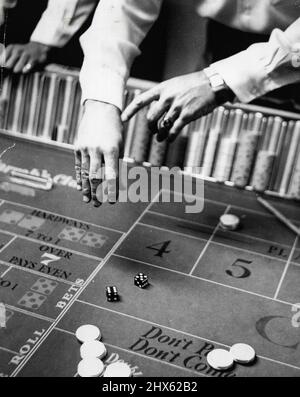 Scheda 'College' Rufin Olszowy prende una mano nella formazione delle ragazze. Giocando a 'cliente' lancia un 'Eleven', uno dei numeri più dolci di tutti per i giocatori di dadi. Ma, allo stesso tempo, mostra come aveva tagliato il palmo per controllare i dadi durante il lancio. Gli studenti ricevono un briefing completo su tutti i trucchi del gioco in modo che possano individuare rapidamente una sharpie. Giugno 10, 1955. (Foto di United Press Photo).;Card 'College' Rufin Olszowy prende una mano nella formazione delle ragazze. Giocando a 'cliente', lancia un 'Ele Foto Stock