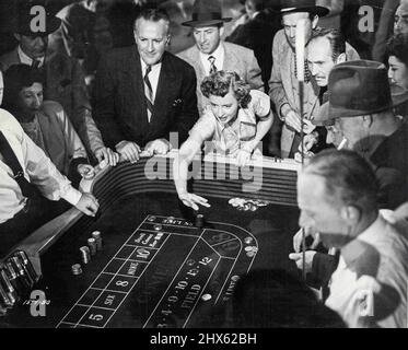Scommette! Barbara Stanwyck ha i dadi e sta uscendo per il suo punto. La talentuosa attrice, contendente per il premio 1948 "migliore attrice", gioca il suo ruolo più drammatico fino ad oggi nella "The Lady Gambles" di Universal-International, che ha co-stelle Robert Preston e Stephen McNally. Barbara è gettata nel ruolo di una donna rispettabile portata all'orlo del degrado sociale dalla febbre del gioco d'azzardo. I resort di Las Vegas formano un autentico sfondo per il film. 6 agosto 1949.;Scommesse giù! Barbara Stanwyck ha Foto Stock
