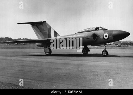 Flying Display and Exhibition apre oggi all'aeroporto di Farnborough, Hants. Il Gloucester Javelin, due posti, per tutte le condizioni meteorologiche e notte-combattente, alimentato da due motori a reazione Armstrong Siddley, che sta per decollato a Farnborough. La grande folla oggi ha partecipato al Flying Display and Exhibition 1953, mostrando i prodotti dei membri della Società di costruttori aerei britannici, che ha aperto oggi a Farnborough Aerodrome, Hants. Settembre 07, 1953. (Foto di Fox Photos). Foto Stock