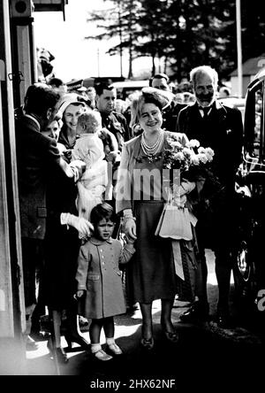 Il re e la regina in Scozia per le vacanze con il principe Carlo e la principessa Anne -- fotografato al loro arrivo alla stazione di Ballater sulla strada per il castello di Blamoral. Il re (Kileted, a sinistra) cerca di attirare l'attenzione della principessa Anne che si è rivolta agli ammiratori alle spalle. La Regina tiene il Principe Carlo dalla band, e a destra della foto c'è Lord Aberdeen. Le loro maestà il re e la regina hanno viaggiato a nord ieri a Balmoral dove si festeranno. Agosto 04, 1951. (Foto di Fox Phot Foto Stock