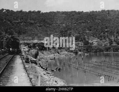 Livello tragico - l'attraversamento ha colpito il fiume Hawkesbury, NSW., quando il treno della posta di Kempsey si è schiantato in un autobus a un passaggio di livello vicino alla stazione del fiume Hawkesbury (NSW) il 20 gennaio, sono stati uccisi 16 passeggeri dell'autobus. Quattro membri di una famiglia erano tra le vittime. L'autobus è stato tagliato a metà e sbattuto in legno di fiammato. Una sezione con diversi corpi è stata portata 400 iarde dalla locomotiva, la cui offerta è stata deragliata. Il motore è mostrato sopra. Gennaio 25, 1944. (Foto di Associated Newspaper Ltd.). Foto Stock