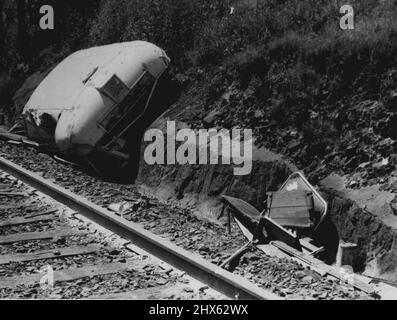 Livello tragico- l'attraversamento ha sbattuto al fiume Hawkesbury, NSW., quando la posta di Kempsey si è schiantata in un autobus al fiume Hawkesbury, NSW, il 20 gennaio, il tetto dell'autobus, scolpito come se con un coltello, è stato scagliato lungo la pista a duecento metri dalla scena dell'incidente. Gennaio 25, 1944. (Foto di Associated Newspaper Ltd.). Foto Stock