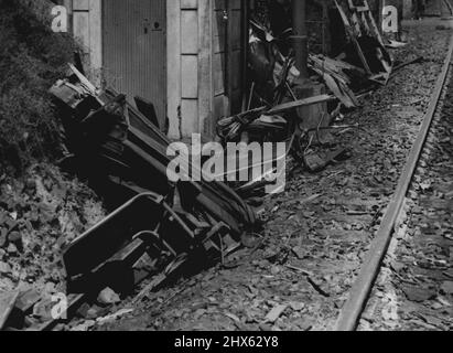 Livello tragico - l'attraversamento del fiume Hawkesbury, NSW. Parte della carrozzeria dell'autobus che è stato colpito dal treno postale di Kempsey alla stazione del fiume Hawkesbury, NSW, il 20 gennaio, è stato trovato più di 200 metri dalla scena dell'incidente in cui sono stati uccisi 16 passeggeri di autobus. Gennaio 25, 1944. (Foto di Associated Newspaper Ltd.). Foto Stock