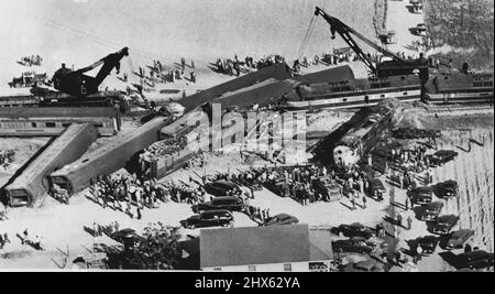 Derailed Train -- Ecco una parte del relitto deragliato della Florida East Coast Miami-New York streamliner che ha ucciso almeno cinque e ferito 125 vicino qui Lunedi notte. La macchina in primo piano a destra era bruciata male. Aprile 21, 1953. (Foto di AP Wirephoto). Foto Stock