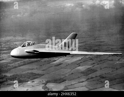 La Gran Bretagna va a tutti gli aerei Jet - esperimenti con DH 108. Il nuovo aereo di ricerca monoposto a propulsione jet DH 108 in volo sul campo aereo di Hatfield: Geoffrey de Havilland, il progettista, è il pilota. La Gran Bretagna, già prima di altri paesi nello sviluppo dei motori a propulsione a reazione, è alle soglie di una nuova era nel settore dell'aviazione civile. Ora tutti gli aerei britannici, sia militari che civili, devono essere dotati di motori a getto puro o a turbina a gas che azionano eliche, il che rappresenta un grande sto Foto Stock