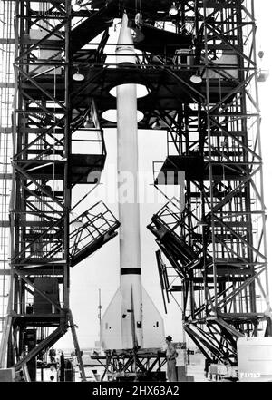 Il razzo vichingo è pronto per il volo presso i White Sands Proving Grounds. I tecnici possono raggiungere facilmente tutte le parti del razzo dalle piattaforme sul gantry mobile il primo razzo di ricerca ad alta quota progettato dagli Stati Uniti, il Viking, costruito per la Marina degli Stati Uniti dalla Glenn L. Martin Company, è stato lanciato con successo al White Sands Proving Grounds, Las Cruces, New Mexico, il 3 maggio, E le prime immagini del lancio iniziale sono state appena pubblicate dal laboratorio di Ricerca Navale, sotto l'OMS Foto Stock