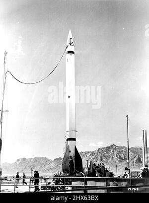 Con il gantry rimosso dopo il check-up finale, il razzo vichingo è pronto per il lancio nell'atmosfera superiore. Sbarcò 10 miglia a nord ovest del punto di fuoco. Il primo razzo di ricerca ad alta quota progettato dagli Stati Uniti, il Viking, costruito per la Marina degli Stati Uniti dalla Glenn L. Martin Company, è stato lanciato con successo al White Sands Proving Grounds, Las Cruces, New Mexico, il 3 maggio, E le prime immagini del lancio iniziale sono state appena rilasciate dal laboratorio di Ricerca Navale, sotto la cui direzione il V Foto Stock