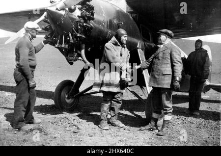 Prima Foto Walkins-Hearst spedizione Antartica: Cap. M. Hamsen della Hektobia, tremando le mani con il Lt. Carl Den Eielson, pilota della spedizione antartica Wilkins-Hearst, prima che Eielson decolse in uno dei suoi viaggi esploratori. Marzo 14, 1929. (Foto di Universal Service). Foto Stock