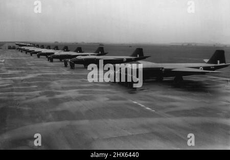 Lo squadrone del jet bombardiere britannico va sulla parata -- un'immagine impressionante che mostra una linea-in su dei bombardieri del getto di Canberra che compongono il n 101 squadrone-il primo squadrone del jet bombardiere del Regno Unito. Con loro a Binbrook in procinto di convertire a Canberra è 617 Squadron, la famosa diga R.A.F Buster unità. Il doppio jet Canberra - ha un equipaggio di tre-pilota, navigatore-plotter e osservatore - è l'aeroplano più costoso finora in servizio con la Royal Air Force. Prima del 101 Squadron, era dotato di questi p Foto Stock