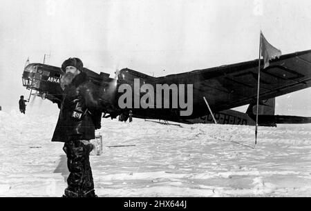 Il capo della spedizione aerea polare, l'accademico otto J. Schmidt. Foto scattata al Polo Nord. Giugno 1, 1937. (Foto di Soyuzphoto). Foto Stock