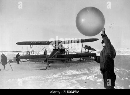 Il 19 febbraio, alle 5:30 la stazione di spostamento 'Polo Nord' ha terminato il suo lavoro. Il quartetto di erole Papanin è stato rimosso dal ghiaccio che sgocciola nel Mare di Groenlandia dagli equipaggi dei due rompighiaccio, 'Taimir' e 'Murman'. Maggio 14, 1938. Foto Stock