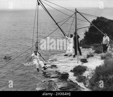 Auto ha distrutto tre morti a Nth capo scogliere polizia. SGT. Harry Ware della squadra di salvataggio che viene in su dopo l'ispezione della macchina di morte sulle rocce 280 piedi sotto. Sig.ra E. Hurtz di Manly & i suoi due figli Peter di 8yrs anni & Gail di 3yrs anni erano in con lei. Agosto 31, 1955. (Foto di Gordon Herbert Short/Fairfax Media). Foto Stock