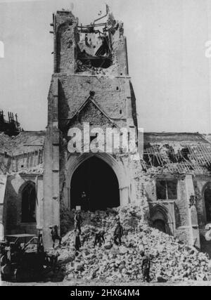 Chiesa francese si sente brunt of War -- questa chiesa francese di 600 anni, San Giacomo ***** Montebourg, in città sulla strada per ***** è stato distrutto durante la battaglia per ***** nel viaggio per la città portuale. ***** Fu usato dai tedeschi come artiglieria ***** post, e la sua torre è stato bussato ***** da fuoco diretto del guscio. Combattimento americano ***** con l'aiuto di un bulldozer, ***** fino al relitto fuori della chiesa. Gennaio 7, 1944. (Foto di stampa associata). Foto Stock