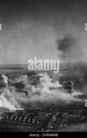 R.A.F. I Bostoni attaccano le acciaierie a Denain, Francia. Una vista generale dell'area bersaglio quando l'attacco era alla sua altezza. Si possono vedere almeno sei Bostoni. Questa foto, scattata durante un attacco da Bostons di R.A.F. Il comando dei combattenti del 16,8.43., fornisce notevoli prove della precisione con cui le importanti opere d'acciaio e d'armamento della Soc. Francaise de. Costruzioni Mecaniques, e della S.A. Des Hauts Fourneaux Forges a Acieres de Denain a D'Anzin, sono stati colpiti dai RAID giorno. Foto Stock