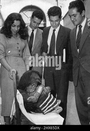 Incontra il 500-Year-Old Inca Girl -- studente di medicina Soledad Canas introduce la mummia a molti dei suoi amici studenti alla facoltà di medicina legale a Santiago dove la mummia è in fase di esame per scoprire il modo migliore di conservarla ancora più a lungo. La scoperta della mummia di una ragazza inca che visse almeno 500 anni fa ha affascinato il mondo scientifico. Si pensa che la ragazza fosse 15 o più quando morì. La sua mummia fu trovata in ghiaccio che l'aveva conservata meravigliosamente sopra t Foto Stock