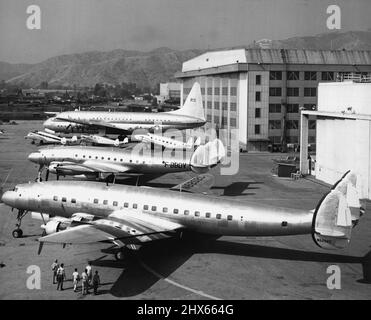 E ancora crescono -- come gli aeromobili di trasporto sono cresciuti in 18 anni è illustrato in questo 'ritratto di famiglia' rilasciato da Lockheed Aircraft Corporation oggi mostrando sei modelli, che vanno dal vecchio al nuovo, delle principali compagnie aeree Lockheed quando tutti erano in riunione al loro aeroporto di casa a Burbank, California da giorni di 1934 Electra, 1937 modello 14 e 1939 Lodestar (piccoli aerei, da sinistra a destra), le capacità sono aumentate da 12 passeggeri a circa 50 a 100 nei tipi moderni di Constellation (due navi anteriori Foto Stock