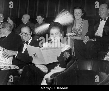 Premiere di 'un marito ideale' al Carlton, Haymarket -- Diana Wynyard, e il Sig. Richard Addinsell. Novembre 13, 1947. (Foto di L.N.A.) Foto Stock