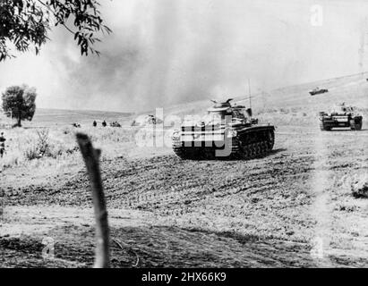 Tanks Lumber verso il fronte -- la didascalia per questa foto, ricevuta a New York per via di Lisbona nell'agosto 3, descrive la scena come una fase di una battaglia di carri armati tra questi Panzers tedeschi in avanzata e la forza meccanizzata russa nella zona di Belgorod del fronte orientale, Mentre "le nuvole di fumo pesanti nascono dal campo di battaglia" sull'orizzonte. Marzo 8, 1943. (Foto di stampa associata). Foto Stock