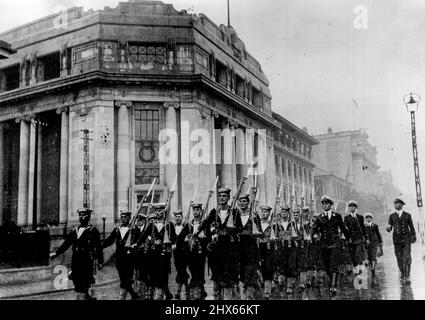 I bluejacket britannici marciarono attraverso le strade deserte di Hankow, dopo che questa importante città era caduta ai giapponesi il 25th ottobre. Novembre 17, 1938. (Foto di Keystone). Foto Stock