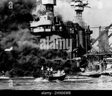 Una piccola barca rescue un marinaio dall'acqua vicino al blazing U.S.S. Virginia Occidentale, mentre si riposa sul fondo dopo che la nave da guerra era ***** Da Jap bombe e siluri durante l'attacco di Pearl Harbor, 7th dicembre 1941. Il fumo esce dalle amidships, mostrando dove si è verificato il danno più esteso. Nota due uomini ***** a bordo (sul ponte, in alto al centro). Oltre il West Virginia, è la corazzata, U.S.S. Tennessee. Questa foto è stata appena pubblicata dal dipartimento della Marina di Washington. Febbraio 4, 194 Foto Stock