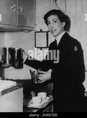 Princess's Stewardess -- mostrato al lavoro nella sua cucina aerea è Stewardess Jean Gordon, 30, di Beaconsfield, Buckinghamshire, Che sarà uno degli equipaggi di 11 della British Overseas Airways Stratocruiser in cui la principessa Elizabeth e il duca di Edimburgo voleranno dall'aeroporto di Londra il 7 ottobre per iniziare il loro tour canadese - ritardato a causa della malattia del re. Miss Gordon è una delle più esperte stewardesses di B.O.A.C. con la reputazione di 'il passeggero più nervoso Foto Stock