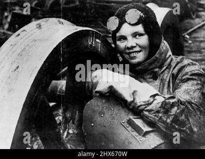 La donna sovietica prende le professioni degli uomini -- Sotnikova, saldatrice dello stabilimento di Uritzki a Briansk (provincia di Voronezh) al lavoro. Luglio 22, 1935. Foto Stock