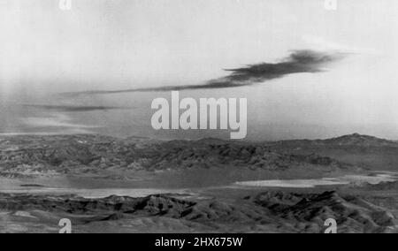 La nuvola atomica si sposta verso est -- sotto l'impulso di un vento a 30 nodi, la nuvola atomica dall'odierna esplosione si sposta verso est a 27.000 piedi come visto da Angels Peak sul Mt. Charleston. Il dispositivo è stato sparato da una torre di 300 piedi in Yucca Flat 50 miglia di distanza ed è il terzo della serie 1955. Marzo 01, 1955. (Foto di AP Wirephoto). Foto Stock