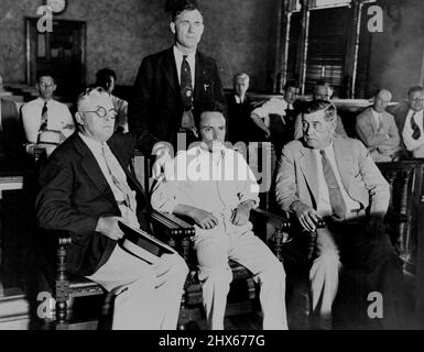 Zangara nel Tribunale penale di Miami -- Giuseppe Zangara, il piccolo Hackensack, N.J. Bricklayer, in Criminal Court, Miami, dal., circondato da deputati, In attesa di essere arraigned per il suo tentativo di assassinare il presidente eletto Roosevelt, e il fervore del sindaco Cermak, di Chicago, e di altri quattro, la notte del 15 febbraio. L'Arraignment è stato rinviato. Fu riportato che un movimento era a piedi nella città della Florida per Lynch lui. Febbraio 17, 1933. (Foto di stampa associata). Foto Stock