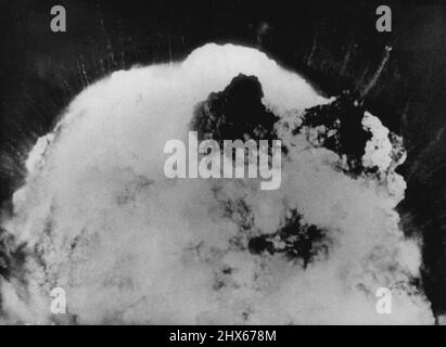 Primo piano di A-Bomb Blast in Gran Bretagna -- questa foto, appena pubblicata, è stata realizzata da una macchina fotografica da edicola durante l'esplosione britannica Della A-Bomb alle Isole Monte bello, Australia, alle 8am ora locale il 3 ottobre. Mostra un 'primo piano' dell'esplosione un secondo dopo l'esplosione. Dicembre 09, 1952. (Foto della British Newsreels Association). Foto Stock