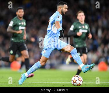 Manchester, Regno Unito. 03rd Mar 2022. Riyad Mahrez (26 Manchester City) in azione durante il round della UEFA Champions League del 16° turno di partite tra Manchester City e Sporting Lisbon allo stadio Etihad di Manchester. Il credito sarà Palmer/SPP: SPP Sport Press Photo. /Alamy Live News Foto Stock