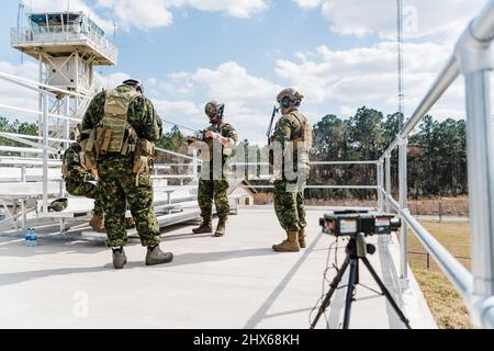 Canadian Joint Terminal Attack Controller i soldati del Regiment Royal Canadian Horse Artillery 1st di Shilo, Manitoba, Canada, si allenano con un Air Ground Operations 93d Ala Tactical Air Control Party Airman per rinnovare la loro certificazione NATO, Moody Air Force base, Georgia, 24 febbraio 2022. La AGOW TACP 93d ha supervisionato la propria formazione per garantire il corretto completamento delle certificazioni e dell'accreditamento. Durante il loro esercizio di Close Air Support hanno addestrato sulle procedure laser basate sul suolo, sull'impiego di ordigni dal vivo e sull'integrazione del controllo dell'aria in avanti con Gli equipaggi Thunderbolt II A-10C che simulano i comunicati Foto Stock