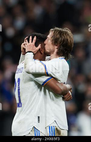 Madrid, Spagna. 9th Mar 2022. Luka Modric (R) del Real Madrid festeggia la vittoria con Rodrygo dopo un round della UEFA Champions League di 16 seconda tappa tra il Real Madrid di Spagna e Parigi Saint-Germain di Francia a Madrid, Spagna, 9 marzo 2022. Credit: Meng Dingbo/Xinhua/Alamy Live News Foto Stock